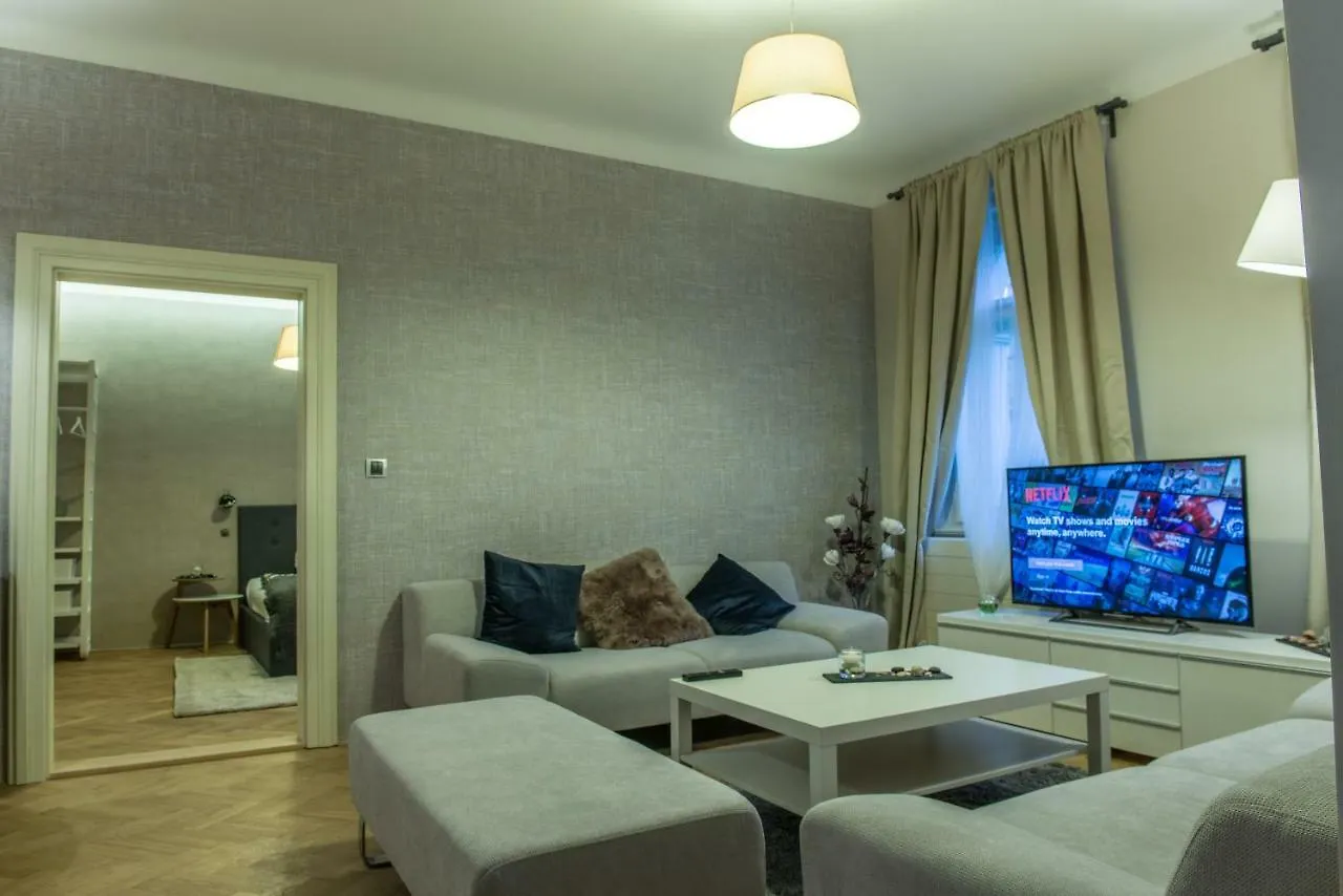 Daire Exclusive 3 Bedroom Top-Notch Flat, Great Location Prag